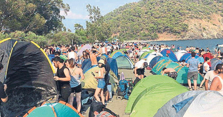 Caretta yuvalarının üzerinde çadır katliamı
