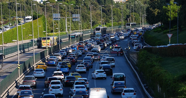 Bayramda yola çıkacaklar dikkat! Ege’nin o ilinde trafik tıkandı