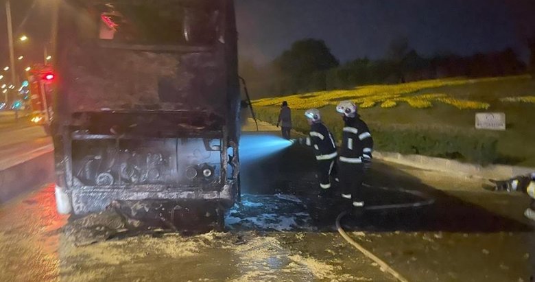 Otoyolda feci olay! Seyir halindeki tur otobüsü alevlerin içerisinde kaldı