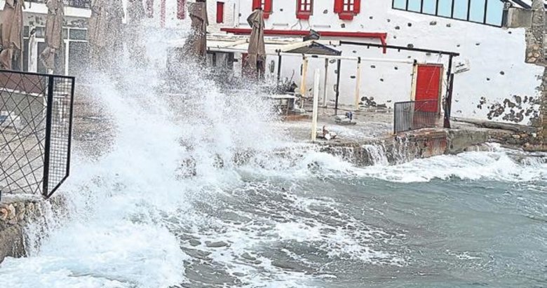 Bodrum’da fırtına ile dalgalar 3 metreyi aştı