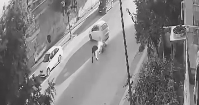 Alevler motosiklet sürücüsünün üzerini sardı! Yanarak ölmekten son anda kurtuldu