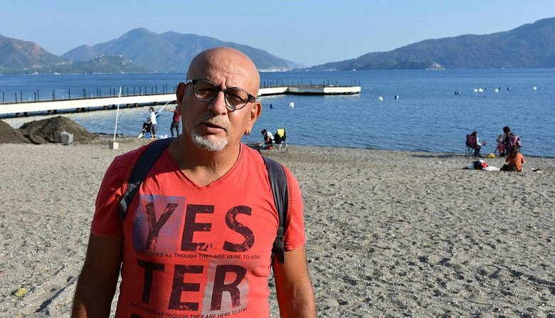 Yiyecek bulmak için sahile inen domuz sürüsünü elleri ile besledi