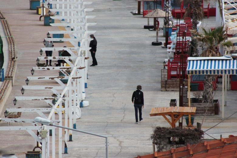 İzmir’deki deprem fırtınası sürüyor! Karaburun’da bazı dükkanlar tedbir amaçlı boşaltıldı