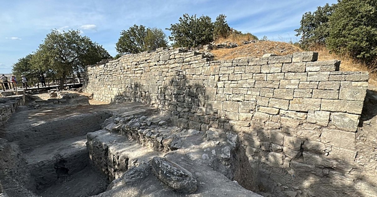 Çanakkale'de Troya Antik Kenti'nde heyecanlandıran keşif! Tam 4 bin 500 yıllık: Altın broş ve yeşim taşı bulundu