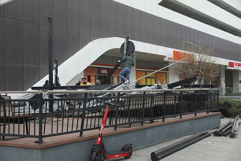 İzmir’de fırtına ağaçları devirdi! 7 Şubat akşamına kadar sürecek