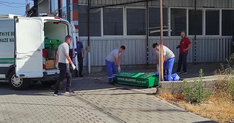 Sabah işe gelen esnaf kanlar içindeki cesedi görünce şoke oldu