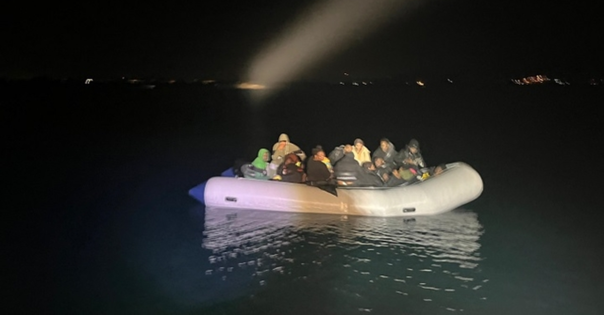 İzmir'in o ilçesinde yakalandılar! 9’u çocuk 25 göçmen olduğunu tespit edildi