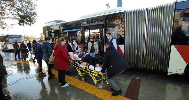 İzmir’deki otobüste yolcu fenalaşınca şoför direksiyonu hastaneye kırdı