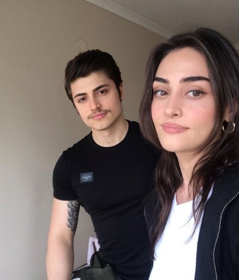 arka sokaklar in eski yildizi gamze ozcelik in kardesi herkesi saskina cevirdi galeri yeni asir