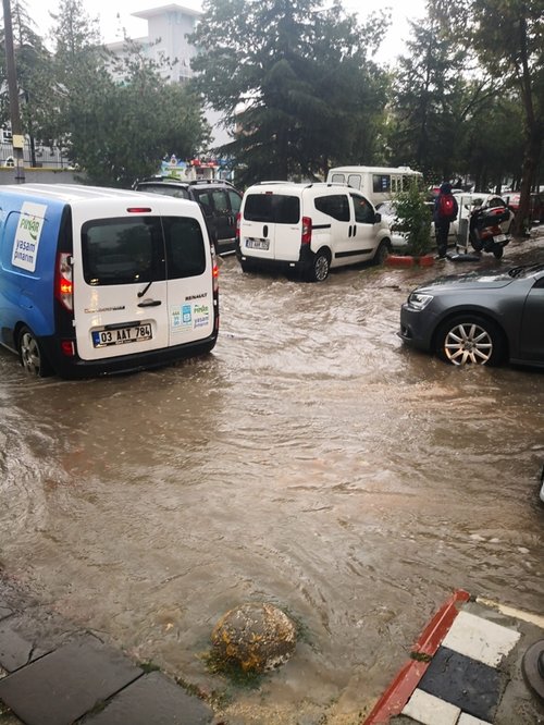 Afyon’da 15 dakika süren yağış sokakları göle çevirdi