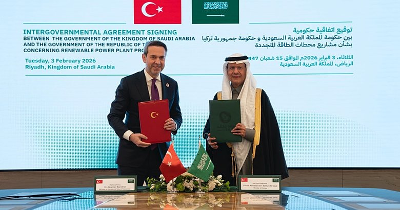 Bakan Bayraktar, İmzalarımızı attık diyerek duyurdu: Bugüne kadar gördüğümüz en düşük fiyatla elektriği alacağız