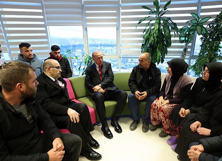 Başkan Erdoğan Balıkesir’deki servis kazasında yaralanan öğrencileri ziyaret etti