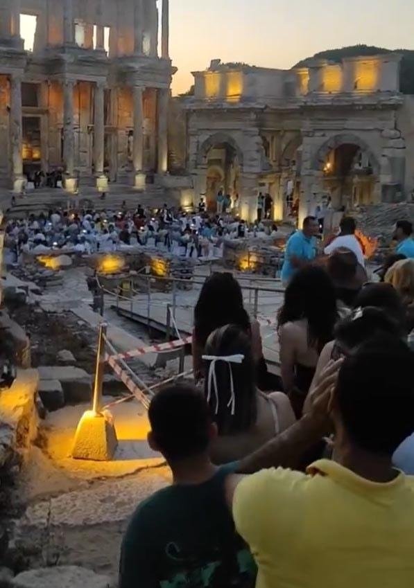 Efes’te turistik yol kazası