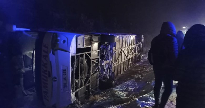 Afyonkarahisar’da feci kaza! Yolcu otobüsü şarampole devrildi