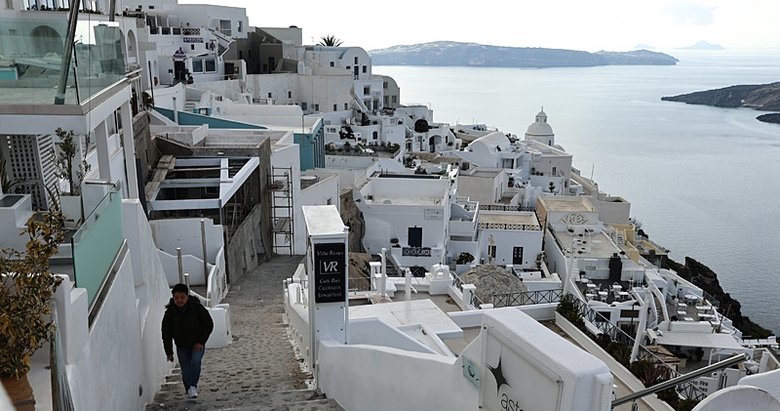 Halk depremlerle sallanan adayı terk ediyor