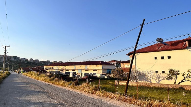 Manisa’da panik anlar! Tır kablolara takıldı: Direkler devrildi