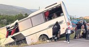 Yolcu otobüsü ile midibüsü çarpıştı: 1’i ağır 28 yaralı