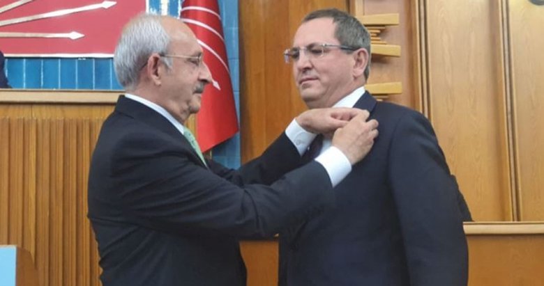 CHP’de iki yüzlü siyaset! Hain ilan ettiği Ayvalık Belediye Başkanı Mesut Ergin’e rozet taktılar