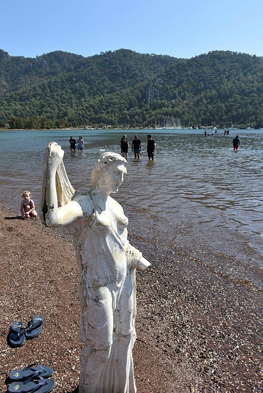 Kızkumu'nun 'prenses' heykeli şimdi de 'küllük' olarak kullanılıyor