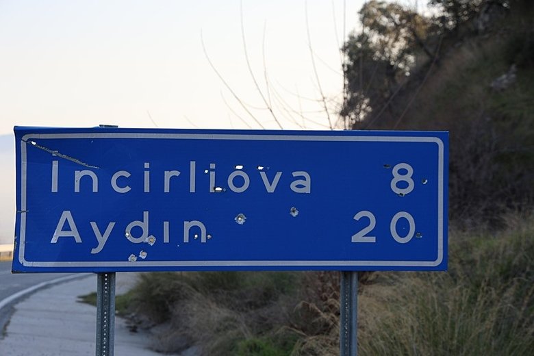 aydinda-magandalar-is-basinda-trafik-levhalarini-hedef-tahtasi-yaptilar-1769499052344.jpeg