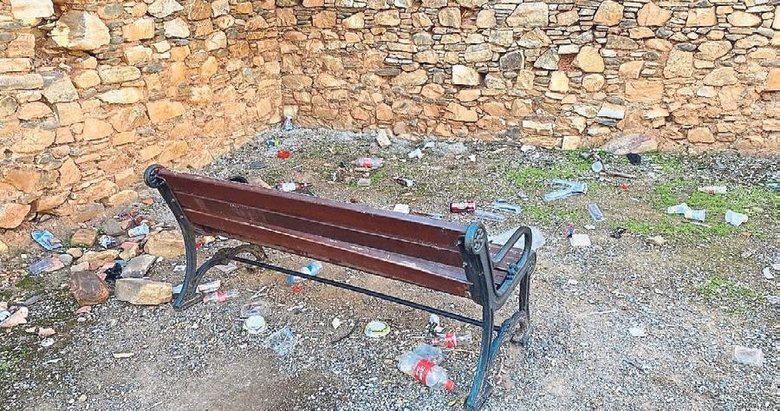 Sokağı çöplüğe çevirdiler