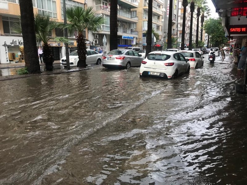 İzmir’de sağanak yağış! Cadde ve sokaklar göle döndü