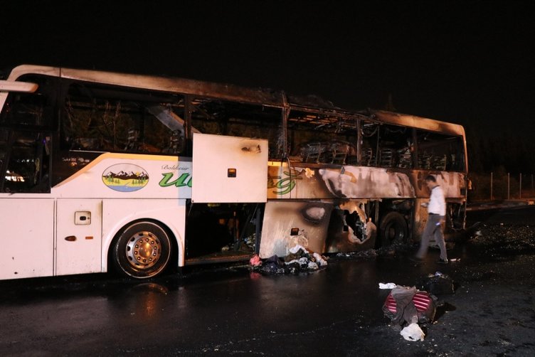 İzmir’de seyir halindeki otobüs yandı! Kameralara böyle yansıdı