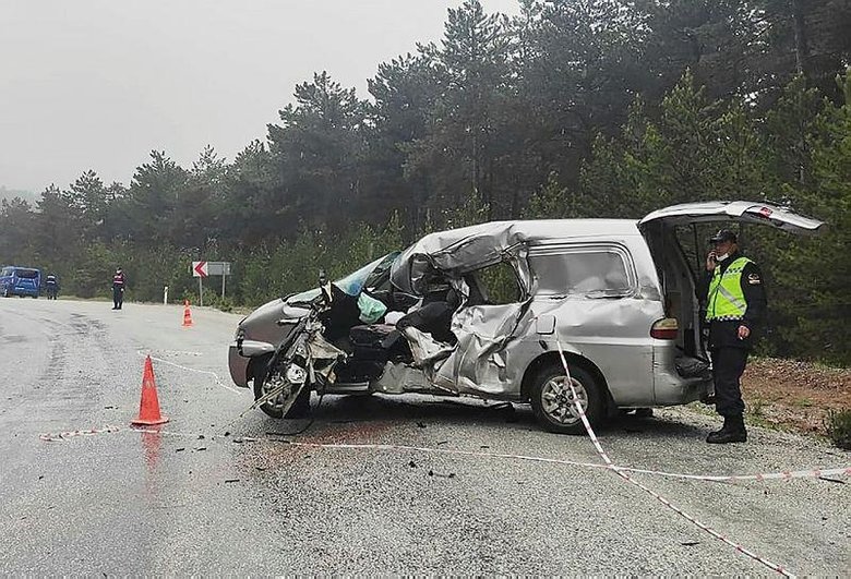 TIR’ın çarptığı minibüsün sürücüsü öldü, eşi yaralandı