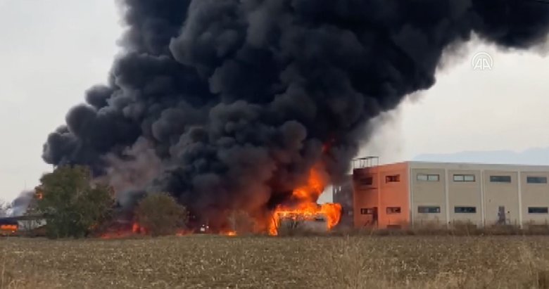 Denizli’de korkutan yangın! Kimya fabrikası alevlere teslim oldu