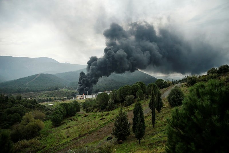 İzmir Bornova’da plastik geri dönüşüm deposunda çıkan yangın kontrol altına alındı