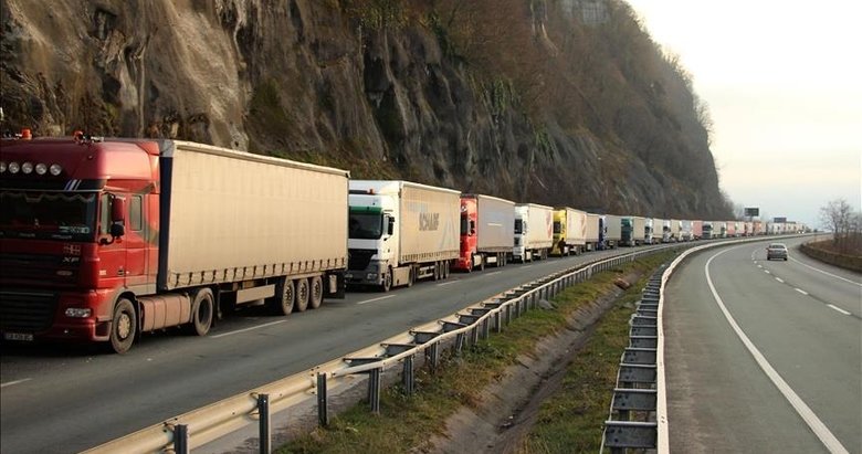 Sarp Sınır Kapısı’nda tır geçişleri 25 Aralık’ta 1430’a ulaşarak rekor kırdı