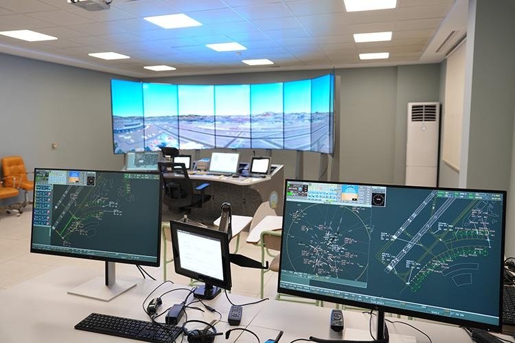 Milli hava trafik kontrolörü eğitim simülatörü üçlü pist operasyonları için hazır