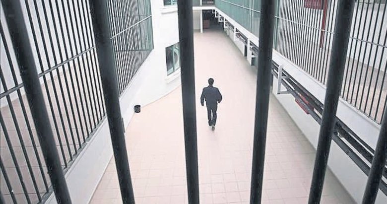 Hükümlünün saldırdığı 2 görevli yaralandı