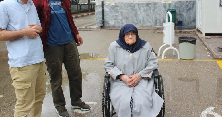 Afyonkarahisar’da 98 yaşındaki yaşlı kadın sandığa gidip ‘demokrasi’ örneği sergiledi