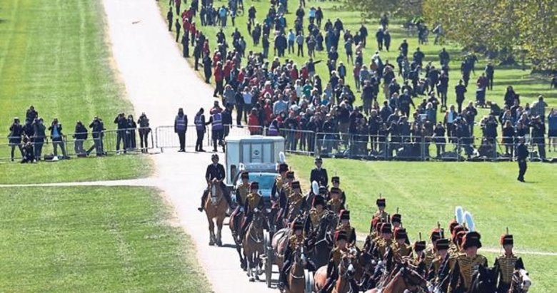 Prens Philip kılıcı ve kepi ile uğurlandı