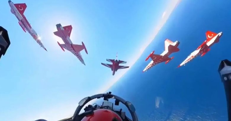 Türk Yıldızları ve HÜRJET’ten İzmir’de nefes kesen gösteri