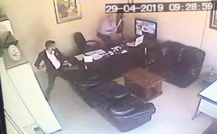 Denizli’de tabancalı saldırgana sopayla direndi