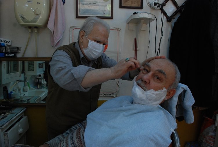 İzmir’de neredeyse 70 yıllık müşterilerini hala tıraş ediyor
