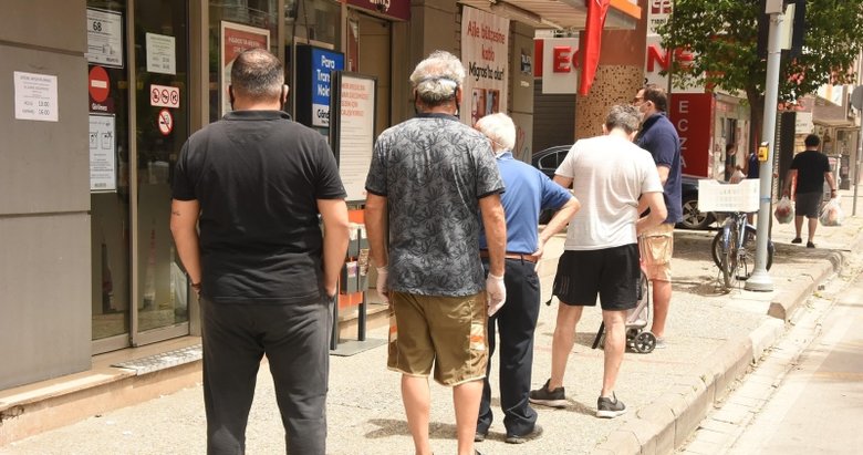 İzmirliler, sokağa çıkma kısıtlamasında marketlerin önünde uzun kuyruklar oluşturdu