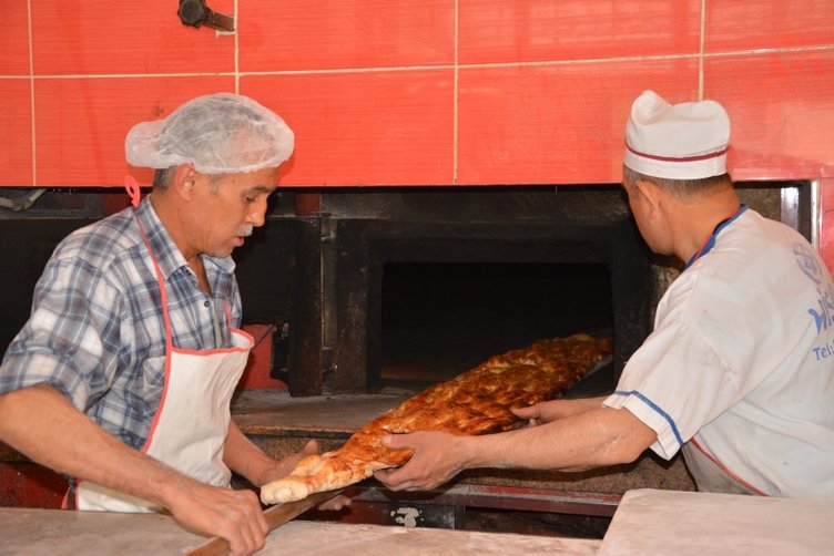 Manisa’da dev ramazan pidesi 60 liradan satıldı