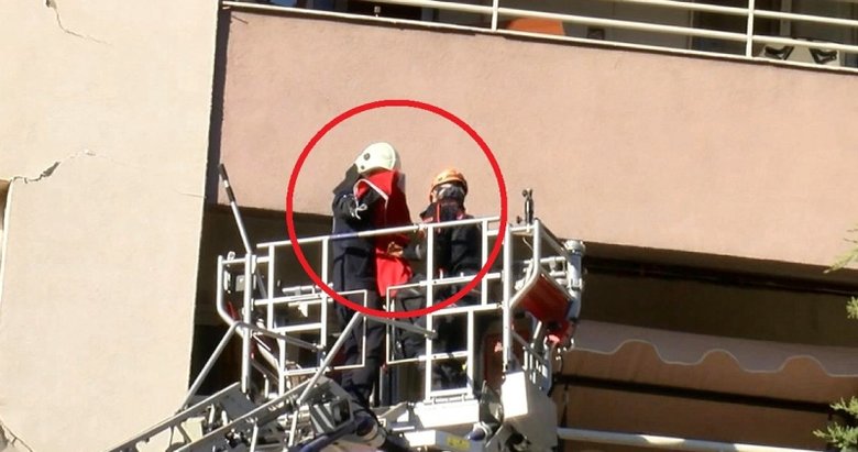Kurtarma ekibi, yan yatan binanın 6’ncı katındaki Türk bayrağını öpüp katlayarak indirdi