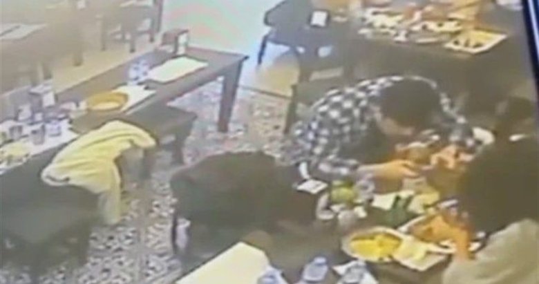 Akılalmaz görüntüler: Yemekten çıkan böcek dudağını ısırdı