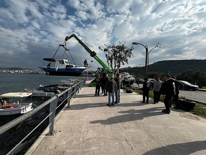 dikilide-firtina-uyarisina-karsi-tekneler-karaya-alindi-tekne-sahipleri-3-yildir-o-projeyi-bekliyor-1767770911131.jpeg