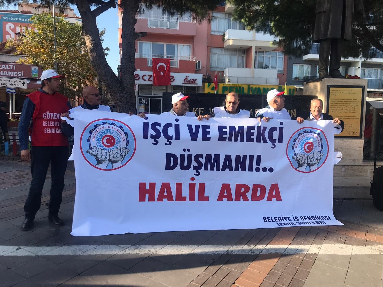 İzmir'de CHP'li Gaziemir Belediye Başkanı Halil Arda işçileri isyan ettirdi! Belediye binası önünde eylem yaptılar