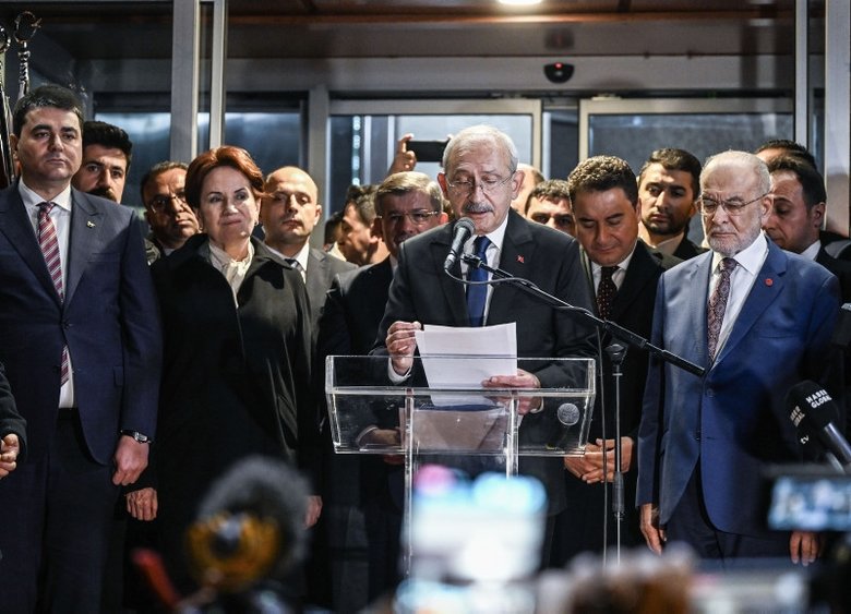 6’lı koalisyona geri dönen Meral Akşener’in yüz ifadesi ne anlatıyor? Masaya oturmaya zorlandı! İşte çok konuşulan olayın perde arkası...