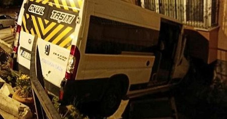 İzmir’de park halindeyken freni boşalan minibüs apartmana çarptı