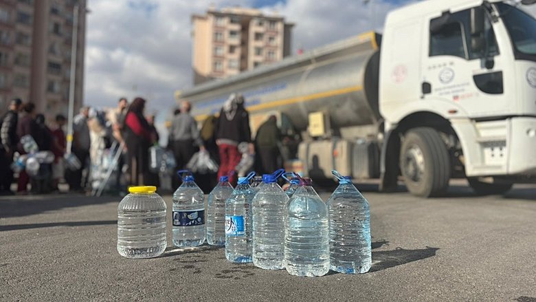 Tankerle su dağıttılar! Ankara’da uygulanan su kesintileri vatandaşı mağdur etti!
