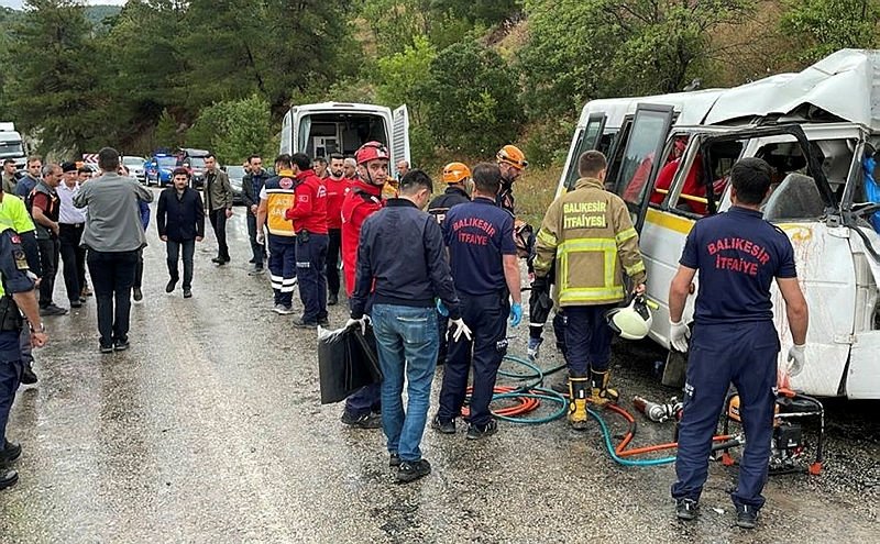 Balıkesir’de minibüs ile kamyon çarpıştı, 7 kişi öldü