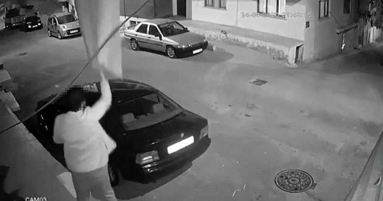 İzmir’de balkondan çarşaf çalma anı güvenlik kamerasına takıldı