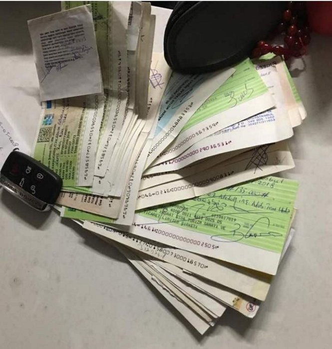Atatürk Havalimanı’nda lüks araçta para dolu çanta bulundu
